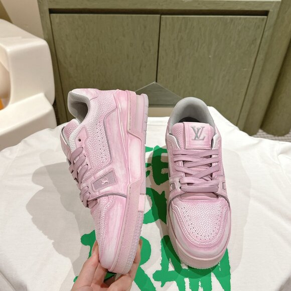 Classic Louis Vuitton Shoes: A Stylish and Versatile Choice for Elegance - Picture 5 of 5